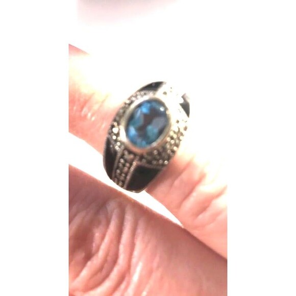 Beautiful Blue Topaz and Black Onyx Ring set in Sterling Silver - Picture 4 of 6